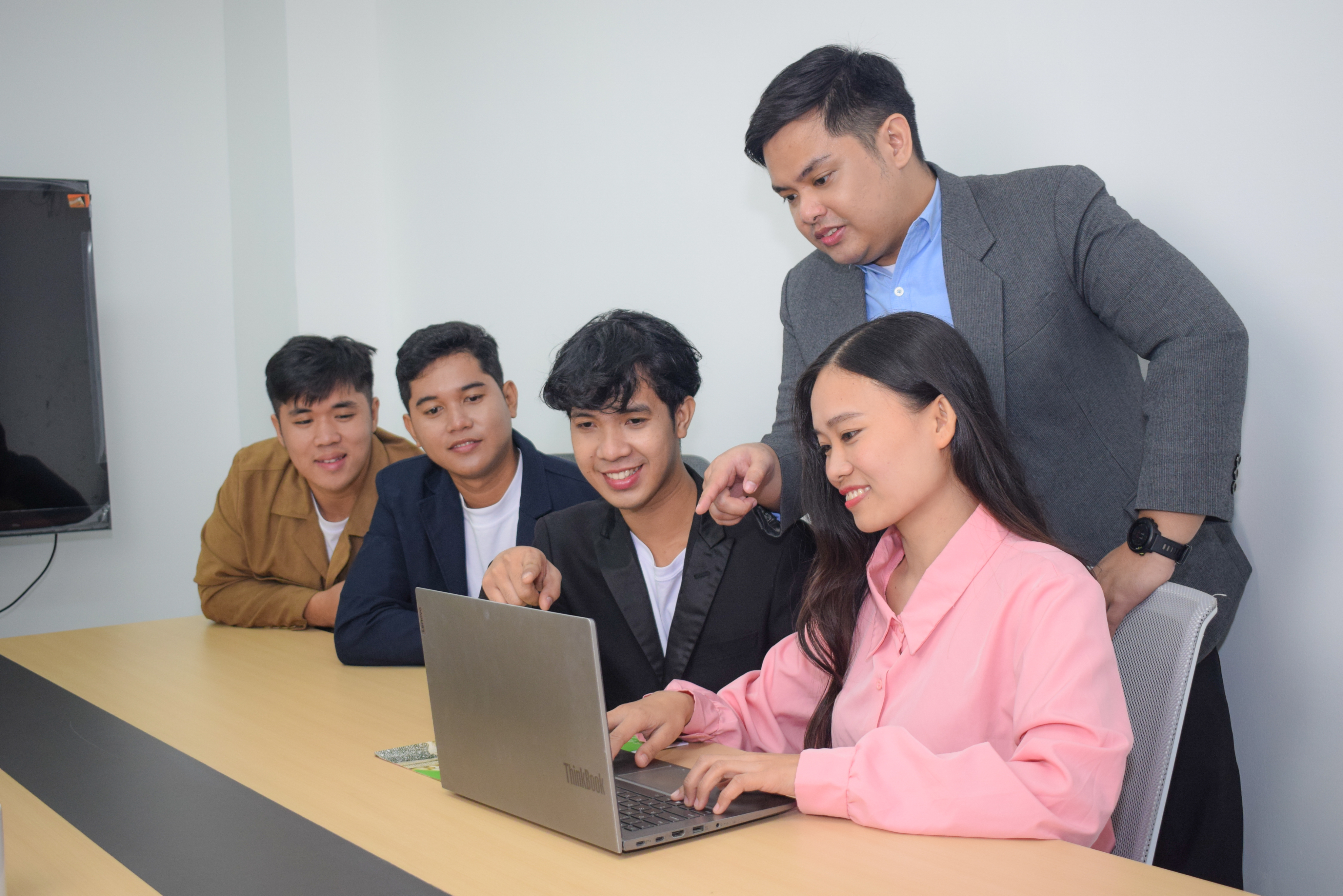 Nutrifinds team collaborating around a laptop